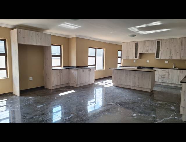 6 BEDROOM HOUSE FOR SALE IN RIVERSDALE